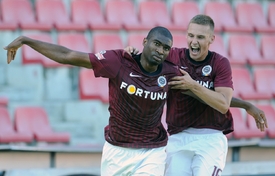 Leonard Kweuke (vlevo) slaví rozhodující gól.
